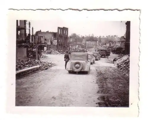 24897 Original Foto Fahrzeugkolonne in zerstörter franz. Stadt im 2. Weltkrieg