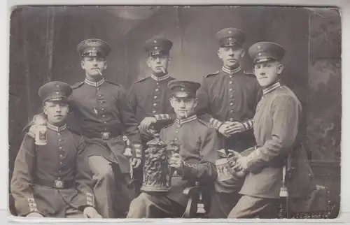 24827 Foto Ak Hagen Gruppe Soldaten mit Bierkrügen 1. Weltkrieg 1917