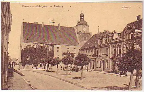 24407 Ak Barby Partie am Marktplatz m. Rathaus um 1920
