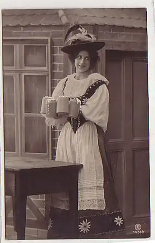24290 Ak femme en costumes avec des biers dans la main 1907