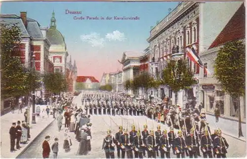 23969 Ak Dessau grand défilé dans la rue Kavalierstrasse 1915