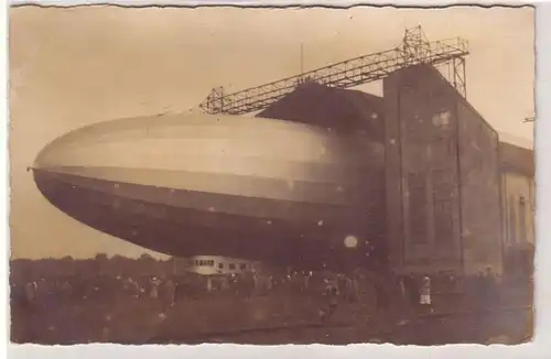 23943 Foto Ak Zeppelin Luftschiff aus der Halle fahrend um 1930