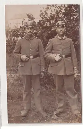 23902 Foto Ak 2 Soldaten mit Pickelhaube um 1915