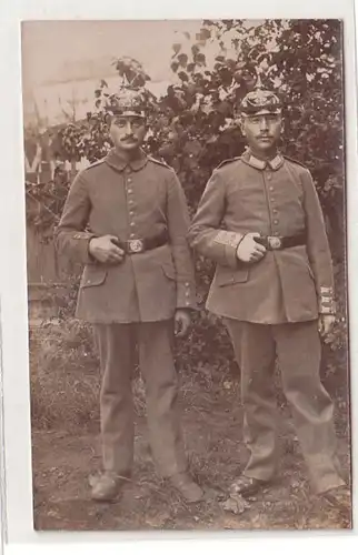 23902 Photo Ak 2 soldats avec capot de bouton vers 1915