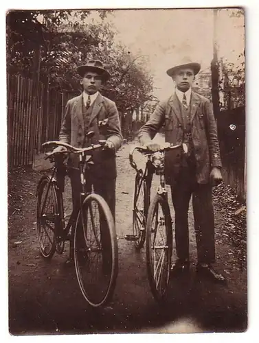 23082 Original Foto 2 Männer mit Fahrrädern um 1920