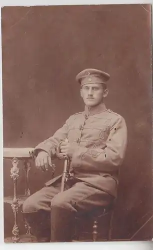 22056 Foto Ak Husar mit Säbel in Feldmontur im 1. Weltkrieg um 1916