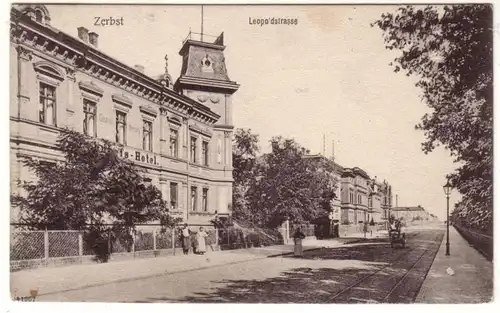 21740 Ak Zerbst Leopoldstrasse mit Hotel 1906