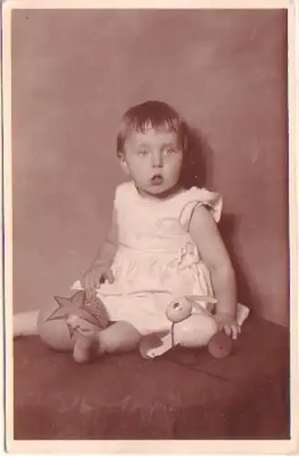 21473 Foto Ak Kind mit Spielzeug Hasen um 1920
