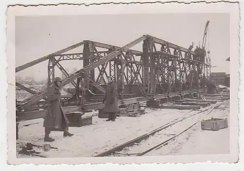 21471 Foto Pioniere bei Brückenbauarbeiten 2. Weltkrieg