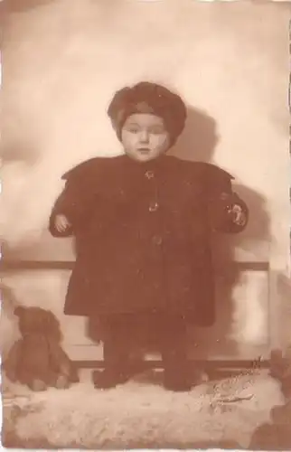 21472 Photo Ak Enfant avec jouet ours en peluche vers 1920