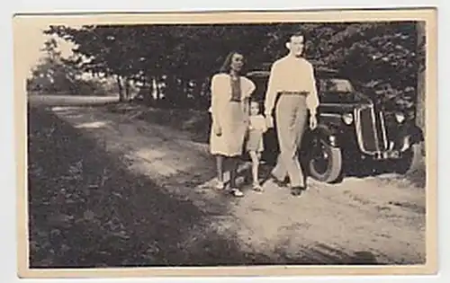 20427 Foto Auto Oldtimer Familie im Wald um 1930