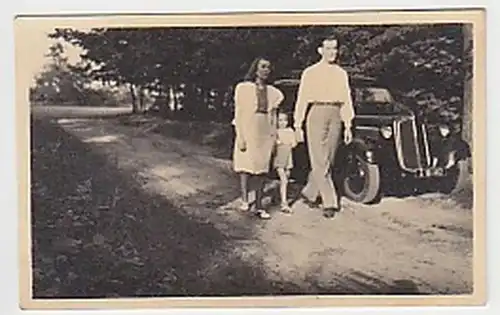 20427 Photo voiture famille de voitures anciennes dans la forêt vers 1930
