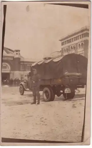 20323 Foto Ak Soldat vor Militär LKW 2. Weltkrieg