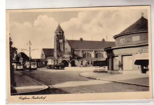 20005 Ak Gießen Bahnhof mit Strassenbahnen davor 1942