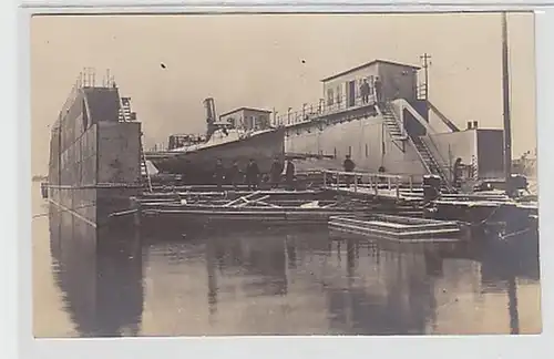 19272 Ak Schwimmdock mit kleinem Dampfer um 1915