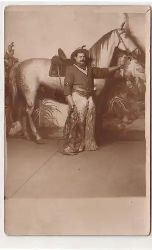 18854 Foto Ak Cowboy mit Pferd um 1920