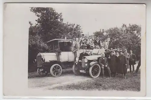 18756 Foto Ak Ausflug mit altem LKW und PKW um 1920