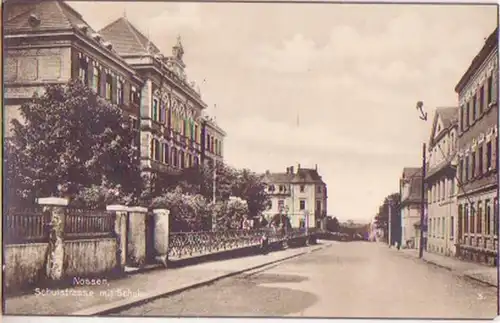 17779 Ak Nossen Schulstrasse mit Schule 1927