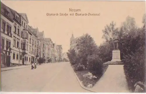 17755 Ak Nossen Bismarckstraße mit Denkmal um 1910