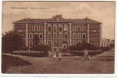 17644 Ak Hartmannsdorf Schule mit Schulstrasse 1916