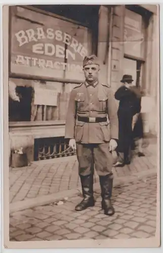 17541 Foto Ak Deutscher Soldat vor Brasserie Eden in Frankreich im 2. Weltkrieg