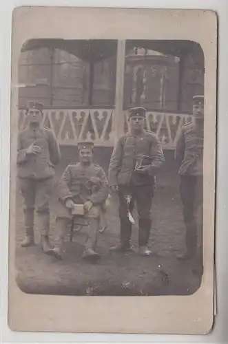 15302 Foto Ak 4 Husaren mit feldgrauer Uniform im 1. Weltkrieg