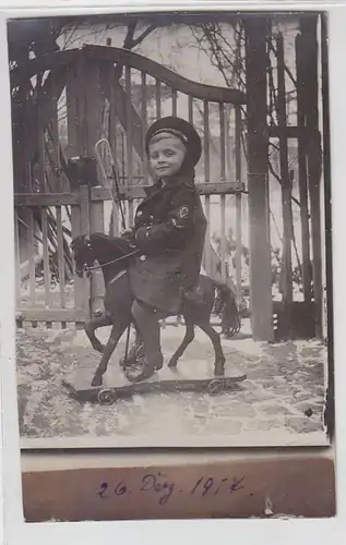 15128 Foto Ak Kind auf Schauckelpferd in Matrosenjacke und Mütze 1917