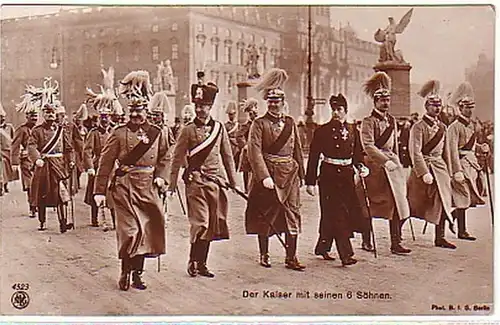 15066 Ak der Kaiser mit seinen 6 Söhnen um 1910