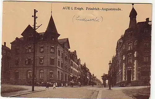 15042 Ak Aue im Erzgeb. Friedrich August Straße um 1920