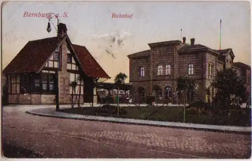 14597 Ak Bernburg a.Saale Bahnhof um 1920