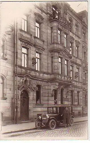 14419 Foto Ak Automobil vor Wohnhaus um 1920