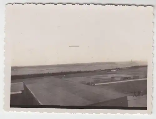 13791 Foto Zeppelin Luftschiff über Flugplatz um 1935