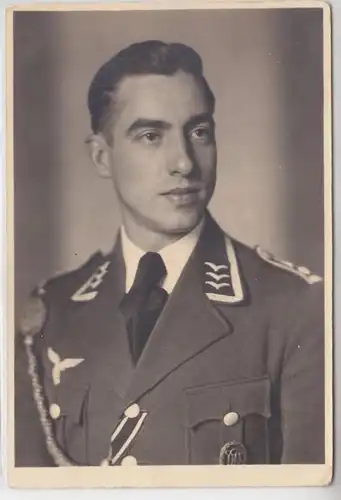 12162 Foto Ak Porträt Soldat der Luftwaffe mit Schützenschnur im 2. Weltkrieg