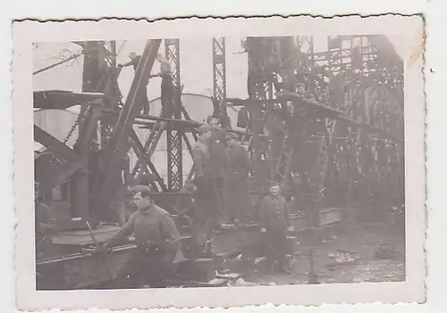 11357 Foto Pioniere bei Brückenbauarbeiten 2. Weltkrieg