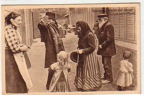 10918 Ak Ostpreussen Veteran auf der Flucht um 1915