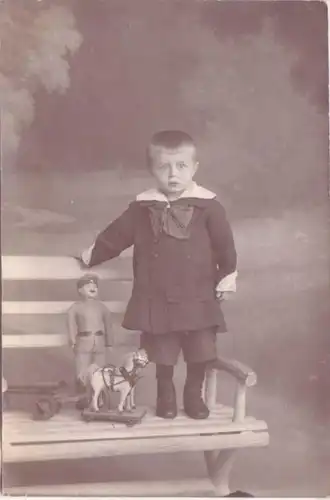 09499 Foto Ak Kind mit Spielzeug Soldat um 1910