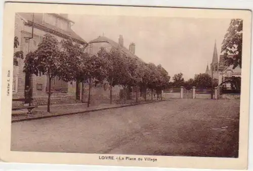 08128 Ak France Loivre la Place du Village vers 1930