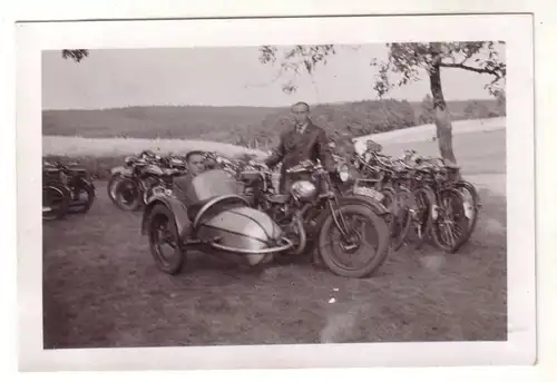 07981 Photo moto de voiture latérale avec cigare 2e guerre mondiale