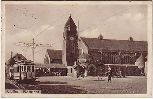 07798 Ak Gießen Bahnhof mit Straßenbahn 1913