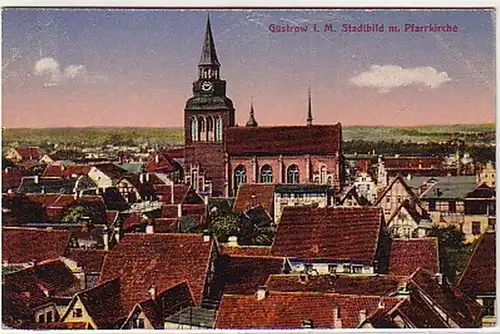 07565 Ak Güstrow Stadtbild mit Pfarrkirche um 1920