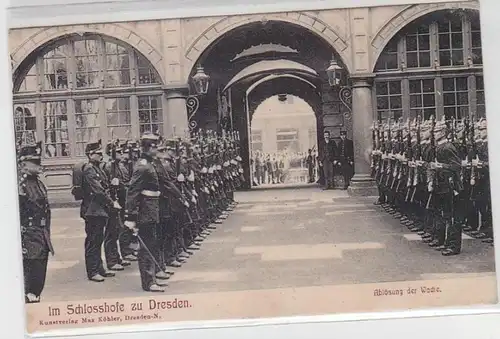 07273 Ak Im Schlosshofe zu Dresden Ablösung der Wache 1903