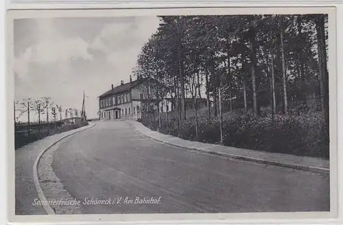 06759 Ak Sommerfrische Schöneck i.V. am Bahnhof 1944