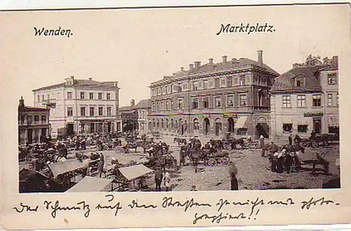 04876 Ak Place de marché tournante avec des mouvements de véhicules vers 1920