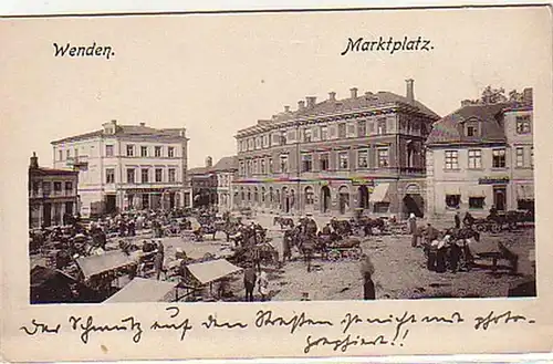 04876 Ak Wenden Marktplatz mit Fuhrwerken um 1920