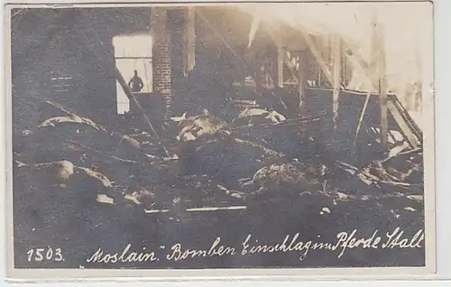 04555 Foto Ak Moslain Bomben Einschlag im Pferde Stall um 1915