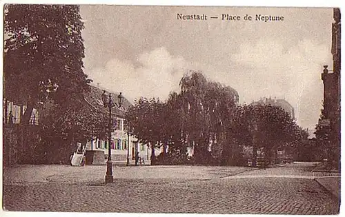 04151 Ak Neustadt Place de Neptune um 1920