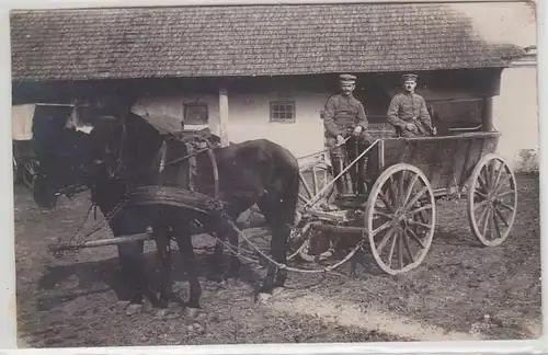 03745 Foto Ak 2 Husaren mit Pferdegespann im 1. Weltkrieg