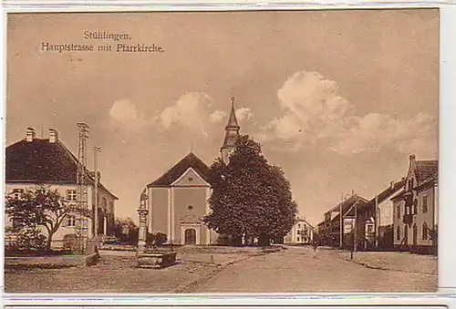 03119 Ak Stühlingen Hauptstrasse mit Pfarrkirche um1920