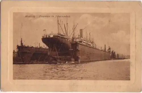 02958 Ak Hamburg Oceanriese im Schwimmdock um 1930