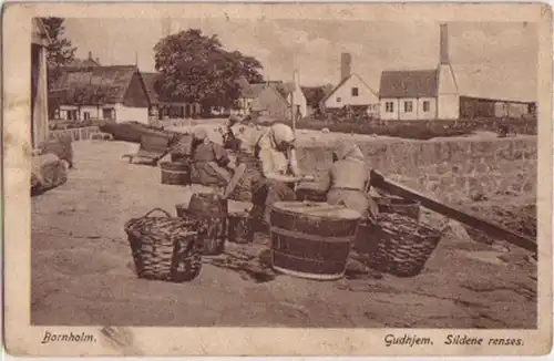 00659 Ak Bornholm Gudhjem Sildene renses vers 1925